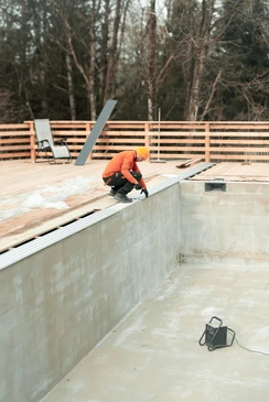 Piscine extérieure avec spa intégré dans jardin paysager résidentiel